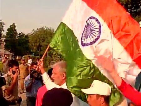 ஓய்வூதியம்: மோடி அரசுக்கு எதிராக முன்னாள் ராணுவத்தினர் போராட்டம்- பதக்கங்கள் எரிப்பால் பதற்றம்!!