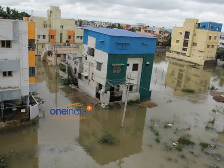 நீரில் மிதக்கும் சென்னை புறநகர்கள்- வீடுகளுக்குள் தண்ணீர், தவிக்கும் மக்கள் அவதி!