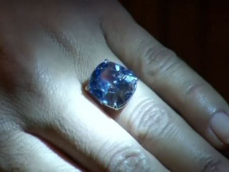 “ப்ளூ மூன்”- இது நிலா இல்லைங்க; 320 கோடிக்கு ஏலம் போன உலகின் அரிய நீல நிற வைரம்!