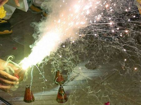 கொளுத்தப்பட்ட பட்டாசுகள்.. தலைநகரை மூடிய புகை... நாசமானது டெல்லி காற்று!