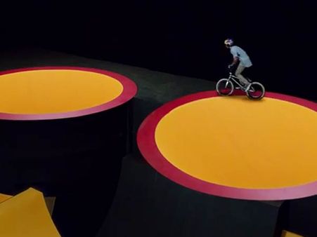 ரெட்புல் வெளியீடு.. வைரலாக பரவும் அட்டகாச சைக்கிள் சாகச வீடியோ