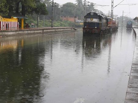 சென்னையில் வெளுத்து வாங்கும் மழை: ரயில்கள் ரத்து - விமானங்கள் தாமதம்