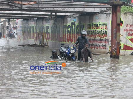 இந்த மழை வெள்ளத்தில உசுர கையில புடிச்சுட்டு ஆபிஸ் போற மக்களே... நீங்க திறமைசாலிதான்!