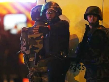 பாரீஸ் பட்கிளான் இசை அரங்கில் 110 பேரை பிணைக் கைதிகளாக பிடித்து வைத்து படுகொலை செய்த தீவிரவாதிகள்!!