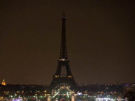 பாரீஸ் தாக்குதலுக்காக ஈபிள் டவரும் அஞ்சலி செலுத்துகிறது!