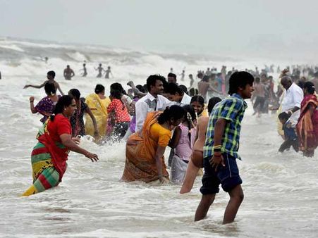 தொடர் மழையின் எதிரொலி - கருப்பு நிறமாக மாறிய கடல் நீர்... மீன்கள் இறக்கும் அபாயம் !