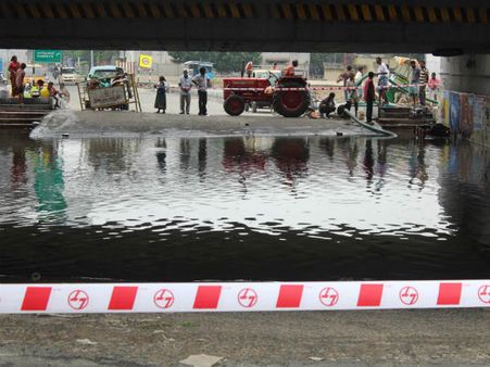 கனமழையால் மிதக்கும் வேளச்சேரி.... நீரில் கழிவு நீர் கலப்பதால் தொற்றுநோய் அபாயம்