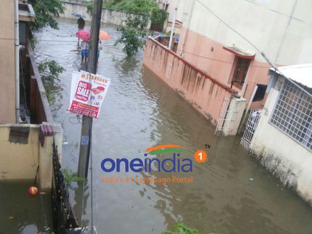 விடாது கொட்டும் அடைமழையால் அவதி: சென்னை, புறநகர் பகுதிகள் மூழ்கின- மின்சாரம் துண்டிப்பு