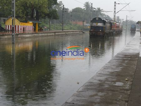 கனமழை எதிரொலி: சென்னையில் மின்சார ரயில் சேவை பாதிப்பு- எக்ஸ்பிரஸ் ரயில்கள் ரத்து