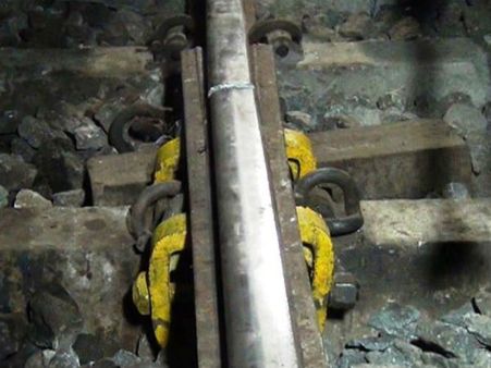 கோவை அருகே ரெயில் தண்டவாளத்தில் விரிசல்... உரிய நேரத்தில் கண்டுபிடித்ததால் பெரும் விபத்து தவிர்ப்பு