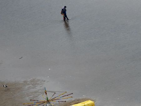 அடையாறு ஆற்றில் குளித்த 3 பேர் வெள்ளத்தில் சிக்கினர்... 2 பேர் மீட்பு, ஒருவரை தேடும் பணி தீவிரம்