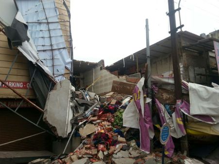 மழையால் கோவையில் இடிந்து விழுந்த துணிக்கடை.. அதிகாலை என்பதால் உயிரிழப்பு தவிர்ப்பு