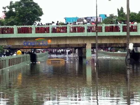 சென்னை சுரங்கப்பாதையில் மூழ்கிய பேருந்து... போராடி மீட்ட ஊழியர்கள் - 5 சுரங்கப்பாதைகள் மூடல்