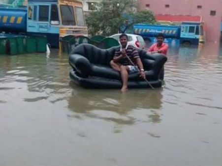 ஏரியில வீடு கட்டுனா மழை காலத்தில இப்படி 'போட்'லதான் போகணும்