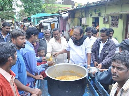 சென்னை மழை: தவிக்கும் மக்களுக்கு வைகோ உணவு வழங்கினார்
