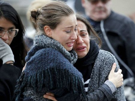 பாரீஸ் தியேட்டரில் மக்களின் வயிற்றை கத்தியால் குத்திக் கிழித்த தீவிரவாதிகள்