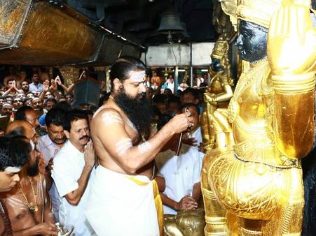 பள்ளிக்கட்டு... களைகட்டியது சபரிமலை கோவில்.. கார்த்திகை மகர விளக்கு பூஜைக்காக நடை திறப்பு