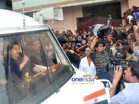 தண்ணீர் தேசமான தமிழகம்... மழை, வெள்ள நிவாரணத்திலும் கூட ஜெயலலிதா புராணம் பாடும் அமைச்சர்கள்!