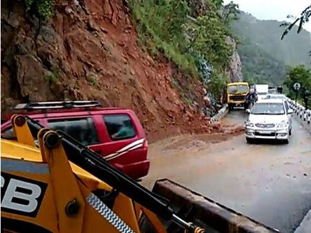 தொடர் மழை: திருப்பதி செல்லும் 2 மலைப்பாதைகளிலும் போக்குவரத்து நிறுத்தம்