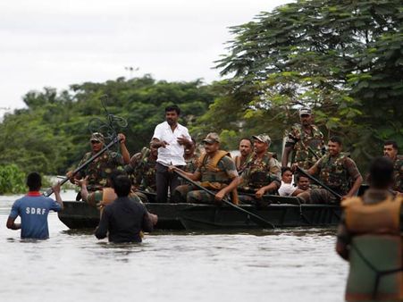 மழை வெள்ளத்தில் சிக்கித்தவித்த 50000 பேர்... போர்கால அடிப்படையில் நடைபெற்ற மீட்புப்பணி