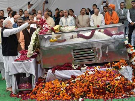 அசோக் சிங்கால் உடல் தகனம்: பிரதமர் மோடி உள்ளிட்ட தலைவர்கள் இறுதி மரியாதை