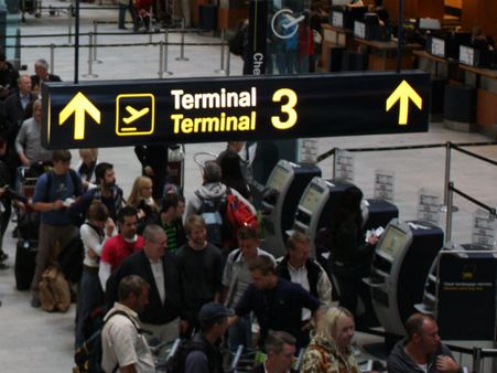 டென்மார்க் ஏர்போர்ட்டில் கிடந்த ‘மர்ம’ பார்சல்... வெடிகுண்டு பீதியால் பரபரப்பு