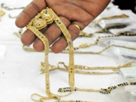 வீட்டிலிருந்த நகை, பணத்தை திருடி நண்பருக்கு பரிசளித்த இளம்பெண்- பெங்களூரில் பரபர!