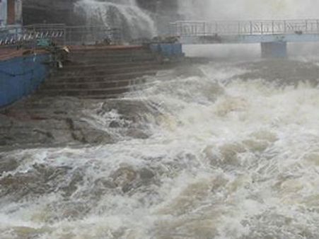 ஆற்றைக் கடந்த தாத்தா பலி: வெள்ளத்தில் அடித்துச் செல்லப்பட்ட பேரனைத் தேடும் பணி தீவிரம்