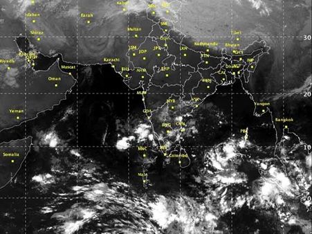 லட்சத்தீவு அருகே காற்றழுத்த தாழ்வு நிலை- தமிழகம் முழுவதும் இன்று மழை பெய்யும்