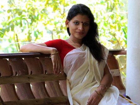 ஹே, ஹே எங்களுக்கு பின்னாடி எவ்வளவு பெரிய ஆட்கள் எல்லாம் இருக்காங்க தெரியுமா?: ரஷ்மி நாயர்