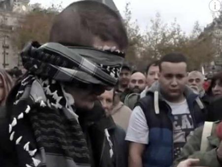 என்னை நம்பினால் கட்டிப் பிடியுங்கள்.. பாரீஸ் மக்களை நெகிழ வைத்த இஸ்லாமியர்