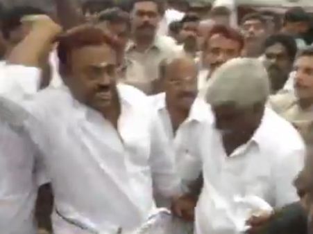 திருவள்ளூரில் நாக்கை துருத்தி கையை ஆவேசமாக ஓங்கி பொதுமக்களை அடிக்கப் பாய்ந்த விஜயகாந்த்...