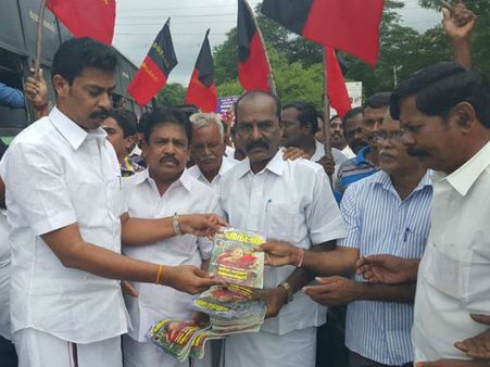 ஜெ.வுக்கு எதிரான கட்டுரை.. ஆனந்த விகடனை 'பல்க்கா' வாங்கி இலவசமாக மக்களிடம் விநியோகித்த தி.மு.க.!!