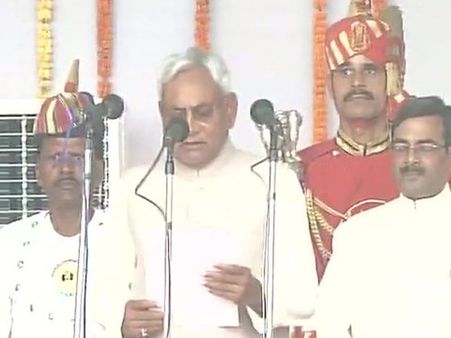 முதல்வராக பதவியேற்றார் நிதிஷ்குமார்! லாலுவின் 2 மகன்கள், 25 பேர் அமைச்சர்களாக பதவியேற்பு