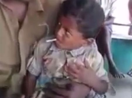 மதுவை தொடர்ந்து... 5 வயது சிறுவனை 'பீடி' குடிக்க வைத்த கொடுமை... வைரலாகப் பரவும் வீடியோ!