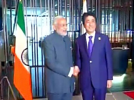 மலேசியாவில் பிரதமர் மோடி-ஜப்பான் பிரதமர் சந்தித்தபோது தலைகீழாக பறந்த இந்திய தேசிய கொடி