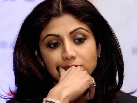 ஷில்பா ஷெட்டியின் அப்பாவிடம் ரூ2 கோடி ஆட்டைய போட்ட 