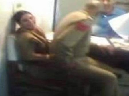 என்ன கொடும சார் இதெல்லாம்.. பெண் போலீஸ் அதிகாரியின் மடியில் அமர்ந்த தலைமைக்காவலர் சஸ்பெண்ட்