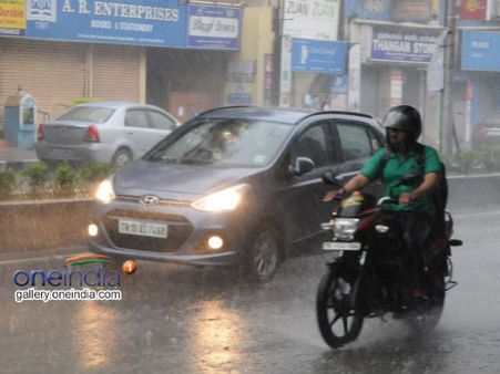 நகராமல் நிற்கும் தாழ்வு நிலை.. விடிய விடிய வெளுத்துக் கட்டிய மழை... பயத்தில் நடுங்கும் சென்னை!
