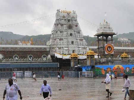 திருப்பதியில் கனமழை: ஏழுமலையான் கோவிலுக்குள் வெள்ளநீர் புகுந்தது- பக்தர்கள் தவிப்பு