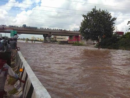 தூத்துக்குடி: வெள்ளத்தில் இடிந்த 100 வீடுகள்... கலெக்டரை மீட்க வந்த கடலோர காவல்படை