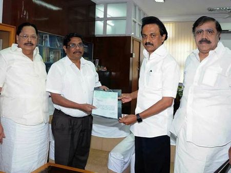 திமுகவின் ரூ.1 கோடி நிவாரண நிதி:பெரும் 'பஞ்சாயத்துக்கு' பின் நிதித்துறை செயலரிடம் கொடுத்த ஸ்டாலின்