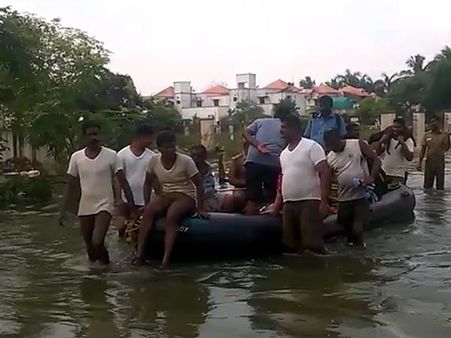 மீண்டும் கனமழை... சென்னை சாலைகளில் மீண்டும் ‘படகு போக்குவரத்து’ தொடக்கம்
