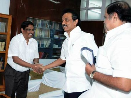 ஸ்டாலினுடன் கை குலுக்கி புன்னகையோடு நிவாரண நிதி வாங்கிய நிதித்துறை செயலர்... பாவம்