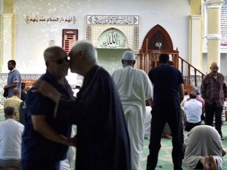 பிரான்ஸில் போதனை செய்ய இமாம்களுக்கு லைசென்ஸ்: முன்னணி முஸ்லீம் அமைப்பு அறிவிப்பு