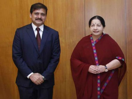 ஜெயலலிதாவை சந்தித்து ஆசி பெற்ற கட்சி நிர்வாகிகள், ஐ.ஏ.எஸ் அதிகாரிகள் வாழ்த்து பெற்றனர்