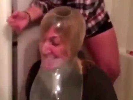 புதுசு புதுசா கிளம்புறானுங்களே.. ஐஸ் பக்கெட் சேலஞ்ச் பழசு, ஆணுறை சேலஞ்ச்தான் புதுசு!