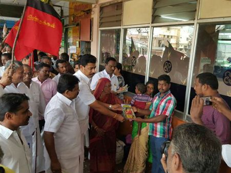 ஜெ. விமர்சன கட்டுரை- விகடனை பொதுமக்களுக்கு இலவசமாக கொடுத்த 2 திமுக நிர்வாகிகள் கைது