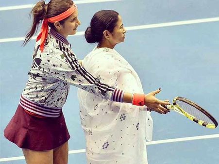 டொக், டொக்: மமதா பானர்ஜிக்கு டென்னிஸ் கற்றுக் கொடுத்த சானியா மிர்சா