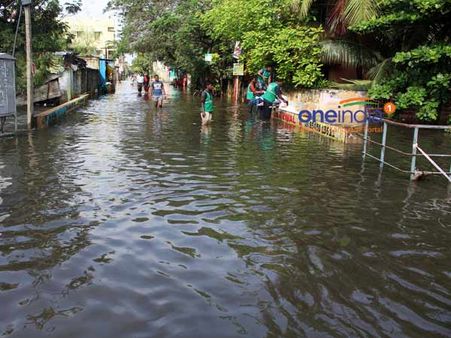 காஞ்சிபுரம்: வண்டலூர் அருகே நல்லம்பாக்கம் ஏரி உடைந்தது - குடியிருப்புகளில் வெள்ளம்